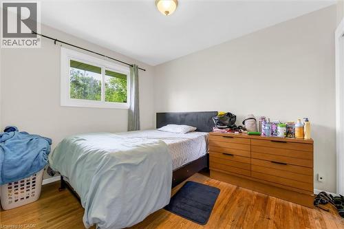 Room featuring wood-finish flooring, a contemporary window with natural light, and neutral wall paint - 46 Beaconsfield Drive, Hamilton, ON - Indoor Photo Showing Bedroom