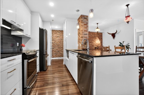 Cuisine - 307-245 Ch. Bates, Mont-Royal, QC - Indoor Photo Showing Kitchen With Upgraded Kitchen