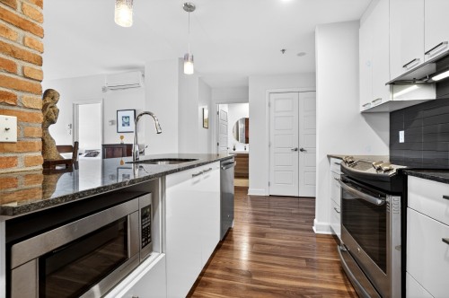 Cuisine - 307-245 Ch. Bates, Mont-Royal, QC - Indoor Photo Showing Kitchen With Upgraded Kitchen
