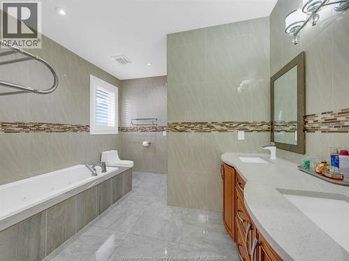 31 Heathview Trail, Leamington, ON - Indoor Photo Showing Bathroom
