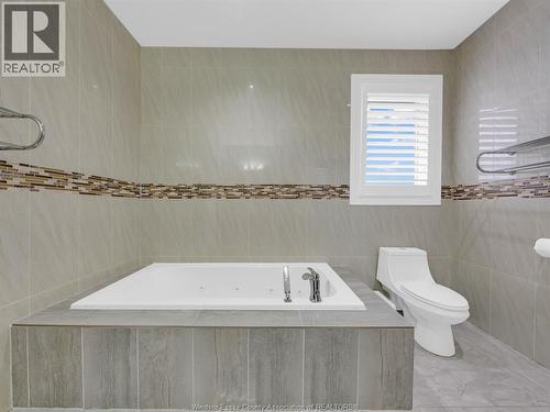 31 Heathview Trail, Leamington, ON - Indoor Photo Showing Bathroom
