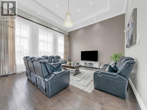 31 Heathview Trail, Leamington, ON - Indoor Photo Showing Living Room