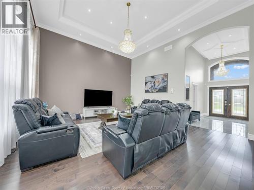 31 Heathview Trail, Leamington, ON - Indoor Photo Showing Living Room