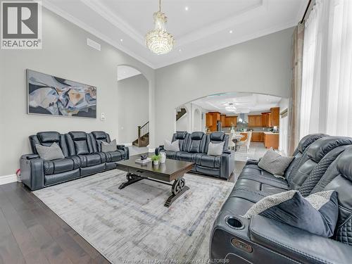 31 Heathview Trail, Leamington, ON - Indoor Photo Showing Living Room