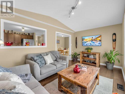 144 Mccready Drive, Milton, ON - Indoor Photo Showing Living Room