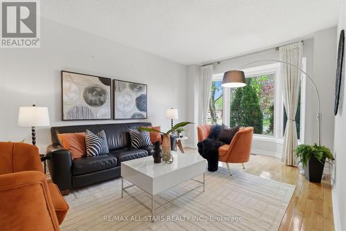 28 Testa Road, Uxbridge, ON - Indoor Photo Showing Living Room