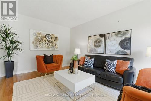 28 Testa Road, Uxbridge, ON - Indoor Photo Showing Living Room