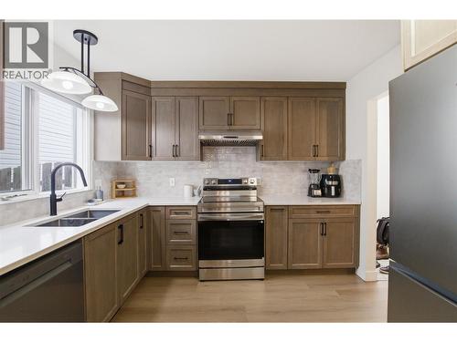 1232 13Th Street, Kamloops, BC - Indoor Photo Showing Kitchen With Double Sink With Upgraded Kitchen