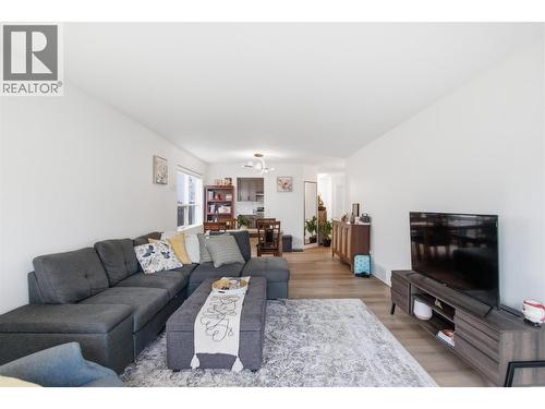 1232 13Th Street, Kamloops, BC - Indoor Photo Showing Living Room