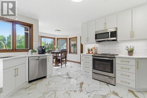 32 Sunset Drive, Woolwich, ON - Indoor Photo Showing Kitchen With Upgraded Kitchen