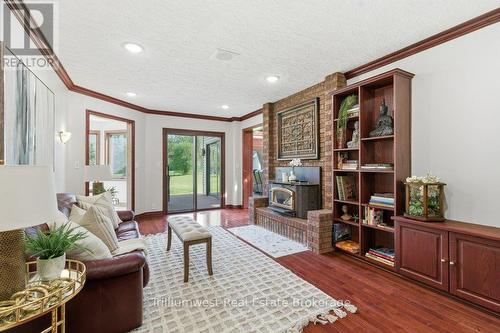 32 Sunset Drive, Woolwich, ON - Indoor Photo Showing Living Room