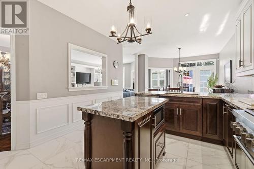 4163 Stonebridge Crescent, Burlington, ON - Indoor Photo Showing Kitchen With Upgraded Kitchen