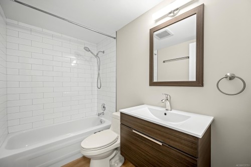 #101B-698 Aspen Rd, Comox, BC - Indoor Photo Showing Bathroom