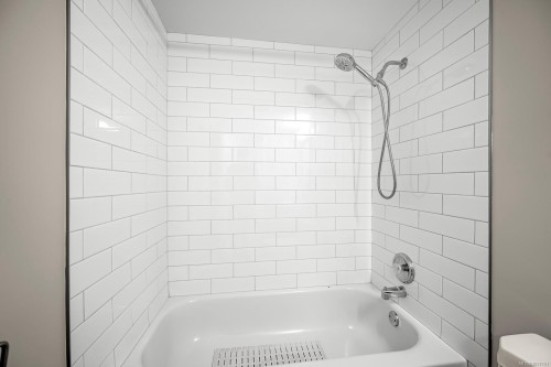 #101B-698 Aspen Rd, Comox, BC - Indoor Photo Showing Bathroom