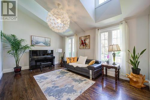 38 Balfour Drive, Hamilton, ON - Indoor Photo Showing Living Room