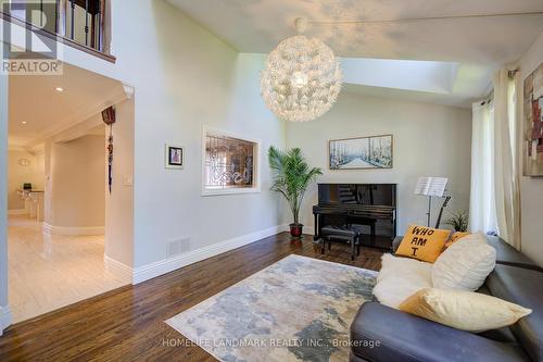 38 Balfour Drive, Hamilton, ON - Indoor Photo Showing Living Room