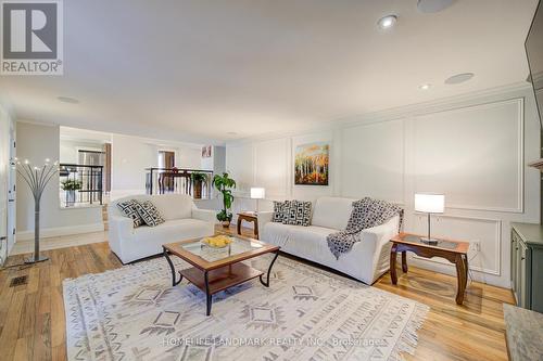 38 Balfour Drive, Hamilton, ON - Indoor Photo Showing Living Room