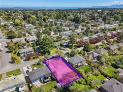 2936 Queenston St Saanich, BC V8R 4P5