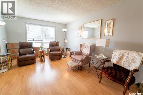 406 Walter Scott Avenue, Hanley, SK - Indoor Photo Showing Living Room