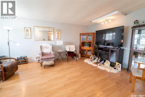 406 Walter Scott Avenue, Hanley, SK - Indoor Photo Showing Living Room