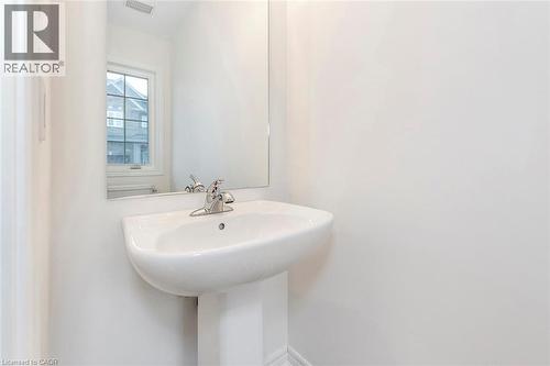 15 Linden Park Lane, Hamilton, ON - Indoor Photo Showing Bathroom
