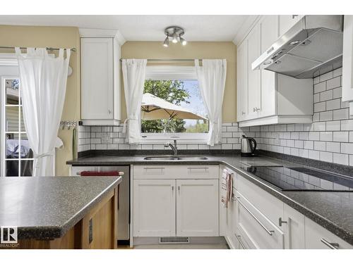 210 Porter Av, Millet, AB - Indoor Photo Showing Kitchen With Double Sink