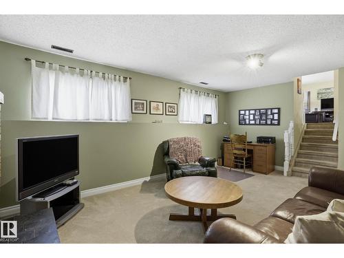 210 Porter Av, Millet, AB - Indoor Photo Showing Living Room