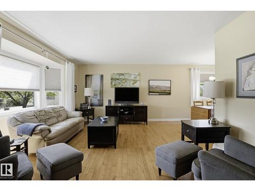 210 Porter Av, Millet, AB - Indoor Photo Showing Living Room