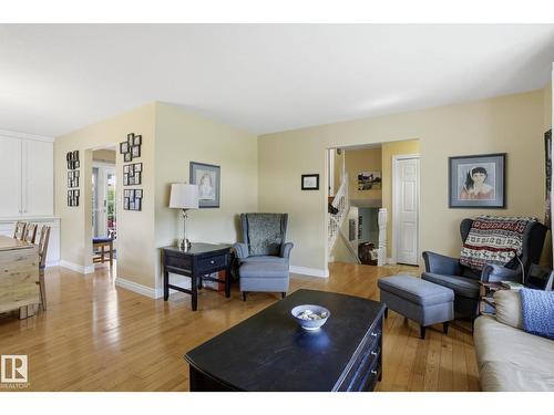 210 Porter Av, Millet, AB - Indoor Photo Showing Living Room