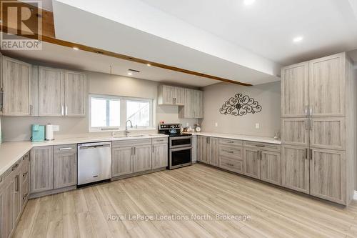 38 Foliage Drive, Tiny, ON - Indoor Photo Showing Kitchen With Upgraded Kitchen