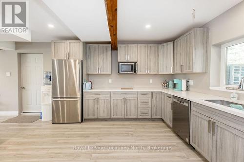 38 Foliage Drive, Tiny, ON - Indoor Photo Showing Kitchen
