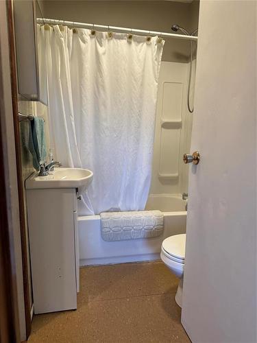 2 Walmore Drive, Ashern, MB - Indoor Photo Showing Bathroom