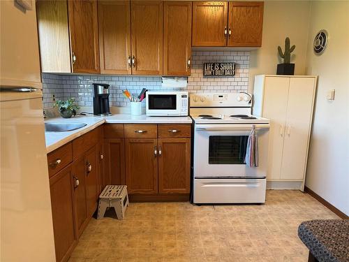 2 Walmore Drive, Ashern, MB - Indoor Photo Showing Kitchen