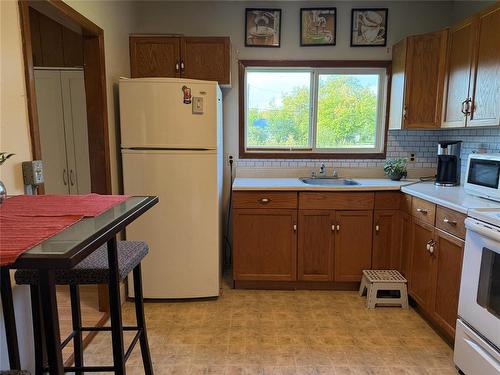 2 Walmore Drive, Ashern, MB - Indoor Photo Showing Kitchen