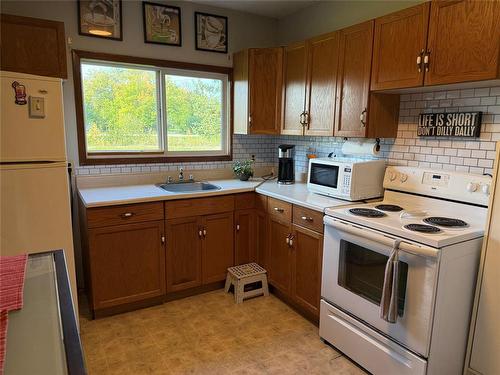 2 Walmore Drive, Ashern, MB - Indoor Photo Showing Kitchen