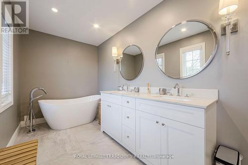 2025 Parklane Crescent, Burlington, ON - Indoor Photo Showing Bathroom
