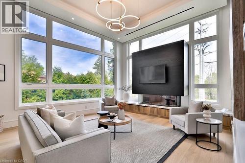1143 Kane Road, Mississauga, ON - Indoor Photo Showing Living Room