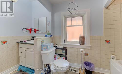 48 Breithaupt Street, Kitchener, ON - Indoor Photo Showing Bathroom