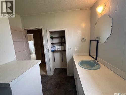 603 5Th Street Sw, Eston, SK - Indoor Photo Showing Bathroom