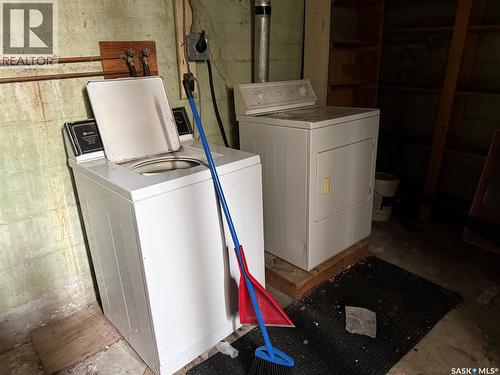 603 5Th Street Sw, Eston, SK - Indoor Photo Showing Laundry Room