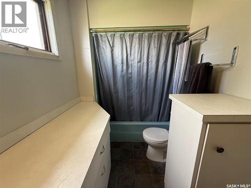 603 5Th Street Sw, Eston, SK - Indoor Photo Showing Bathroom