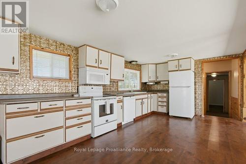 22579 Loyalist Parkway, Quinte West (Murray Ward), ON - Indoor Photo Showing Kitchen
