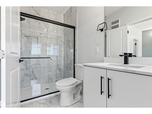 8727 181 Av Nw, Edmonton, AB - Indoor Photo Showing Bathroom