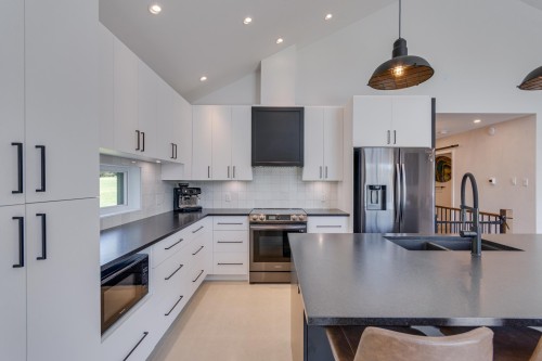 Kitchen - 208 Ch. Ste-Élisabeth, Cantley, QC - Indoor Photo Showing Kitchen With Double Sink With Upgraded Kitchen