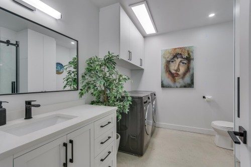 Bathroom - 208 Ch. Ste-Élisabeth, Cantley, QC - Indoor Photo Showing Laundry Room