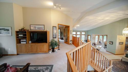 3023 Westside Road, Moyie, BC - Indoor Photo Showing Living Room