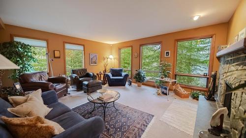 3023 Westside Road, Moyie, BC - Indoor Photo Showing Living Room
