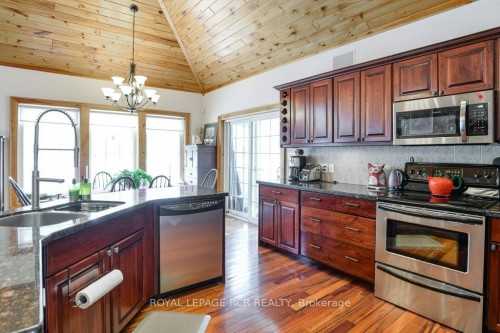 4 Mcgregor Way, Bracebridge, ON - Indoor Photo Showing Kitchen With Double Sink