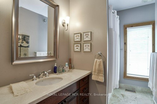 4 Mcgregor Way, Bracebridge, ON - Indoor Photo Showing Bathroom