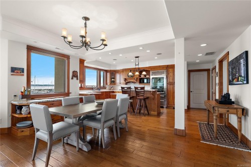 101-9949 Third St, Sidney, BC - Indoor Photo Showing Dining Room